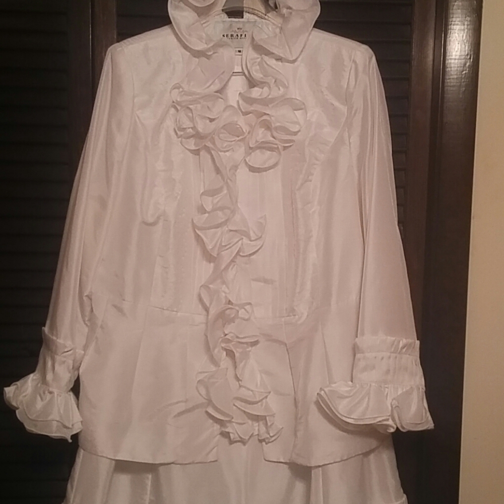 Ruffled skirt suit in white size 18 by Serafina